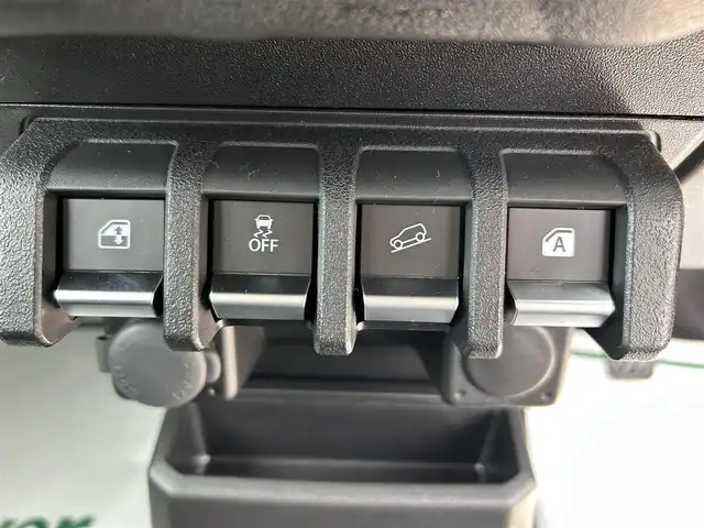 スズキ ジムニー XC 栃木県 2025(令7)年 0.1万km ジャングルグリーン 衝突被害軽減ブレーキ/4WD/カロッツェリア9インチナビ/フルセグTV/DVD/Bluetooth/バックカメラ/ビルトインETC/前ドライブレコーダー/前席シートヒーター/クルーズコントロール/スマートキー×1/プッシュスタート/ステアリングリモコン/LEDオートライト/純正16インチAW/アイドリングストップ/横滑り防止装置/保証書/取説