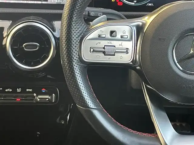 メルセデス・ベンツ Ｍ・ベンツ Ａ２００ｄ AMGライン 福岡県 2021(令3)年 2.4万km ポーラホワイト ワンオーナー/レーダーセーフティパッケージ/アダプティブクルーズコントロール/ナビゲーションパッケージ/Applecarplay/バックカメラ/Bluetooth/フルセグTV/ハーフレザーシート/前席シートヒーター/LEDヘッドライト/オートハイビーム/ステアリングスイッチ/純正前後ドライブレコーダー　/純正１８インチアルミホイール/ETC2.0/取扱説明書/保証書/スペアキー×1