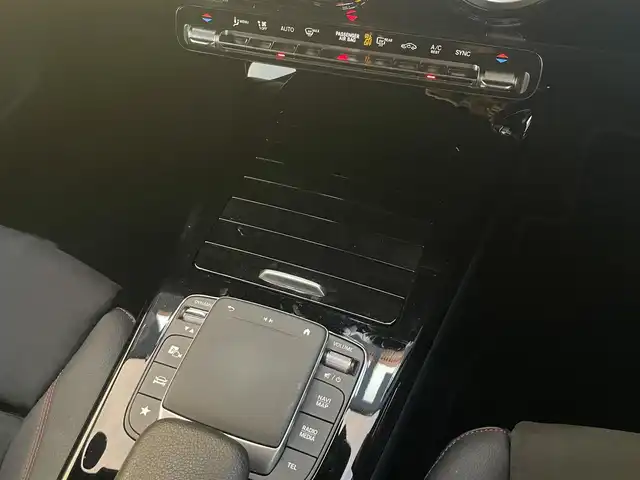 メルセデス・ベンツ Ｍ・ベンツ Ａ２００ｄ AMGライン 福岡県 2021(令3)年 2.4万km ポーラホワイト ワンオーナー/レーダーセーフティパッケージ/アダプティブクルーズコントロール/ナビゲーションパッケージ/Applecarplay/バックカメラ/Bluetooth/フルセグTV/ハーフレザーシート/前席シートヒーター/LEDヘッドライト/オートハイビーム/ステアリングスイッチ/純正前後ドライブレコーダー　/純正１８インチアルミホイール/ETC2.0/取扱説明書/保証書/スペアキー×1