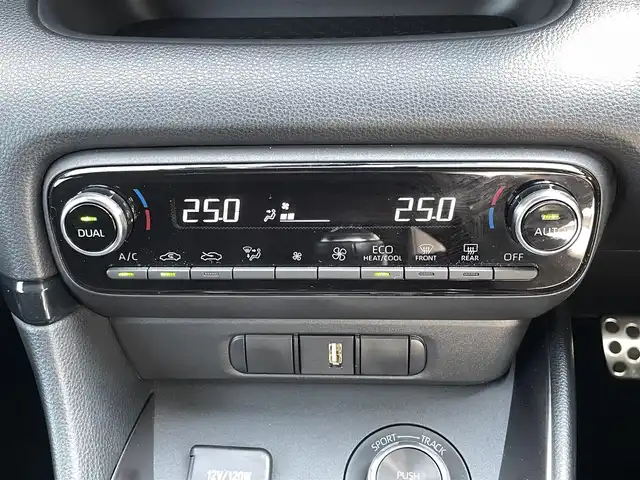 トヨタ ＧＲヤリス RZ 千葉県 2023(令5)年 0.4万km プレシャスブラックパール ワンオーナー/６速MT＆４WD/登録時走行3490km/カーボンルーフ/純正メモリーナビ/Blutooth/USB/Miracast/ETC/ドライブレコーダー前後/LEDヘッドライト＆フォグ/純正フロアマット/保証書/取扱説明書/スペアキー