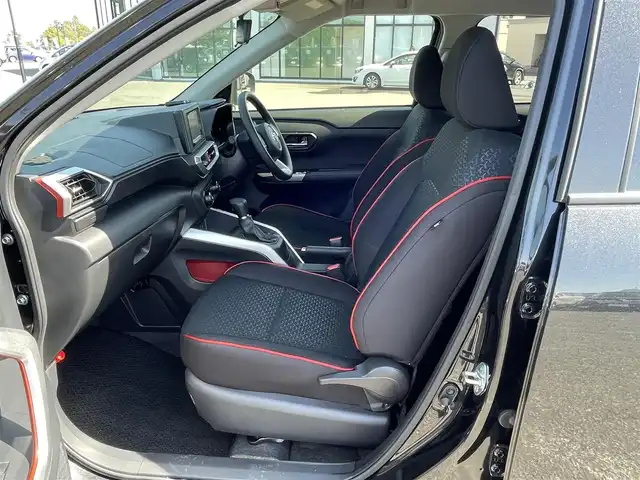 トヨタ ライズ G 道央・札幌 2024(令6)年 0.9万km ブラックマイカメタリック ４ＷＤ/寒冷地仕様/社外ナビ/【ＳＤ／ＢＴ／ＡＵＸ／ＵＳＢ】/フロント／サイド／バックカメラ/パノラミックビューモニター/ＬＥＤ/フォグランプ/オートライト/オートハイビーム/ヘッドライトレベライザー/プリクラッシュセーフティ/車線逸脱警報/先行者発進告知/横滑り防止装置/ＵＳＢ出力電源/オート電動格納ミラー/社外フロアマット/プッシュスタート/スマートキー×２