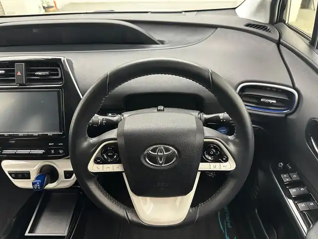 トヨタ プリウス A プレミアム　ツーリングセレ 兵庫県 2018(平30)年 4万km アティチュードブラックマイカ 純正SDナビ(CD/DVD/SD/フルセグ/Bluetooth)/バックカメラ/前後コーナーセンサー/ブラインドスポットモニター/シートヒーター/レザーシート/パワーシート/純正17インチアルミホイール/純正フロアマット/LEDヘッドライト/LEDフォグライト/オートライト/オートマチックハイビーム/ビルトインETC2.0