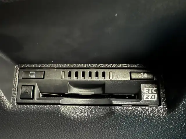 トヨタ プリウス A プレミアム　ツーリングセレ 兵庫県 2018(平30)年 4万km アティチュードブラックマイカ 純正SDナビ(CD/DVD/SD/フルセグ/Bluetooth)/バックカメラ/前後コーナーセンサー/ブラインドスポットモニター/シートヒーター/レザーシート/パワーシート/純正17インチアルミホイール/純正フロアマット/LEDヘッドライト/LEDフォグライト/オートライト/オートマチックハイビーム/ビルトインETC2.0