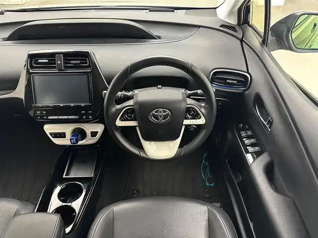 トヨタ プリウス A プレミアム　ツーリングセレ 兵庫県 2018(平30)年 4万km アティチュードブラックマイカ 純正SDナビ(CD/DVD/SD/フルセグ/Bluetooth)/バックカメラ/前後コーナーセンサー/ブラインドスポットモニター/シートヒーター/レザーシート/パワーシート/純正17インチアルミホイール/純正フロアマット/LEDヘッドライト/LEDフォグライト/オートライト/オートマチックハイビーム/ビルトインETC2.0