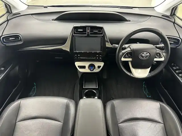 トヨタ プリウス A プレミアム　ツーリングセレ 兵庫県 2018(平30)年 4万km アティチュードブラックマイカ 純正SDナビ(CD/DVD/SD/フルセグ/Bluetooth)/バックカメラ/前後コーナーセンサー/ブラインドスポットモニター/シートヒーター/レザーシート/パワーシート/純正17インチアルミホイール/純正フロアマット/LEDヘッドライト/LEDフォグライト/オートライト/オートマチックハイビーム/ビルトインETC2.0