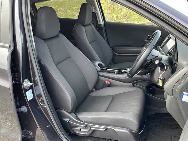 ホンダ ヴェゼル ハイブリッド X ホンダセンシング 新潟県 2021(令3)年 3.8万km ルーセブラックM 4WD/純正8インチSDナビ(VXM-207VFEi)/CD/DVD/BT/フルセグテレビ/SDミュージックサーバー/バックカメラ/ETC/ドライブレコーダー/衝突被害軽減ブレーキ/レーンキープアシスト/レーダークルーズコントロール/シートヒーター /ステアリングスイッチ/パドルシフト/スマートキー/プッシュスタート/LEDヘッドライト/オートライト/フォグランプ/純正16インチアルミホイール