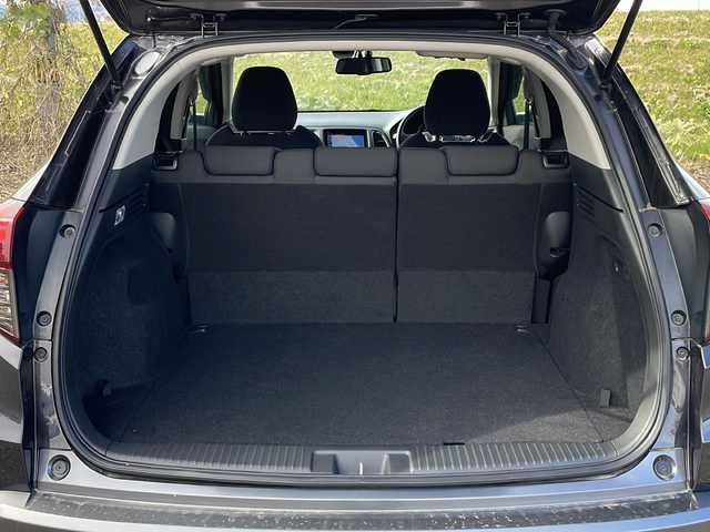 ホンダ ヴェゼル ハイブリッド X ホンダセンシング 新潟県 2021(令3)年 3.8万km ルーセブラックM 4WD/純正8インチSDナビ(VXM-207VFEi)/CD/DVD/BT/フルセグテレビ/SDミュージックサーバー/バックカメラ/ETC/ドライブレコーダー/衝突被害軽減ブレーキ/レーンキープアシスト/レーダークルーズコントロール/シートヒーター /ステアリングスイッチ/パドルシフト/スマートキー/プッシュスタート/LEDヘッドライト/オートライト/フォグランプ/純正16インチアルミホイール