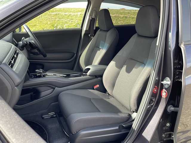 ホンダ ヴェゼル ハイブリッド X ホンダセンシング 新潟県 2021(令3)年 3.8万km ルーセブラックM 4WD/純正8インチSDナビ(VXM-207VFEi)/CD/DVD/BT/フルセグテレビ/SDミュージックサーバー/バックカメラ/ETC/ドライブレコーダー/衝突被害軽減ブレーキ/レーンキープアシスト/レーダークルーズコントロール/シートヒーター /ステアリングスイッチ/パドルシフト/スマートキー/プッシュスタート/LEDヘッドライト/オートライト/フォグランプ/純正16インチアルミホイール