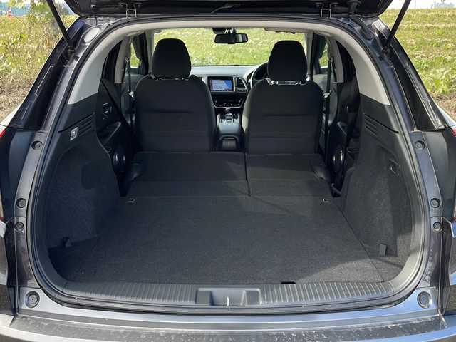 ホンダ ヴェゼル ハイブリッド X ホンダセンシング 新潟県 2021(令3)年 3.8万km ルーセブラックM 4WD/純正8インチSDナビ(VXM-207VFEi)/CD/DVD/BT/フルセグテレビ/SDミュージックサーバー/バックカメラ/ETC/ドライブレコーダー/衝突被害軽減ブレーキ/レーンキープアシスト/レーダークルーズコントロール/シートヒーター /ステアリングスイッチ/パドルシフト/スマートキー/プッシュスタート/LEDヘッドライト/オートライト/フォグランプ/純正16インチアルミホイール