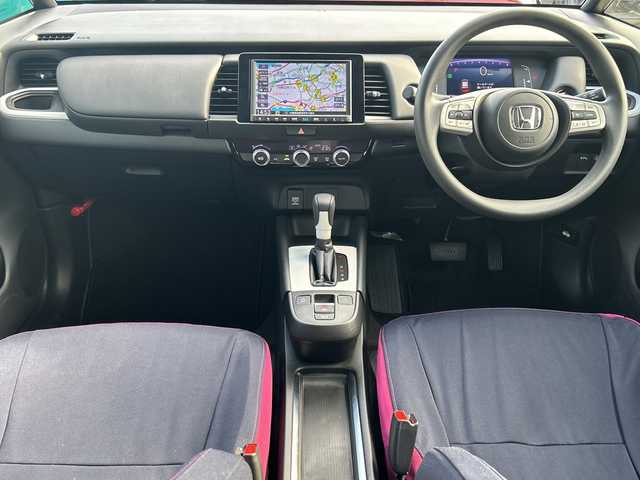 ホンダ フィット ホーム 沖縄県 2022(令4)年 0.7万km ミッドナイトブルービームM 純正ナビ　/ＣＤ/ＤＶＤ/ＢＴ/フルセグＴＶ　/バックカメラ　/クルーズコントロール/ＬＥＤヘッドライト　/ステアリングスイッチ　/アイドリングストップ　/オートライト　/ブレイクホールドボタン/ＳＯＳボタン/電動格納ミラー　/スマートキー