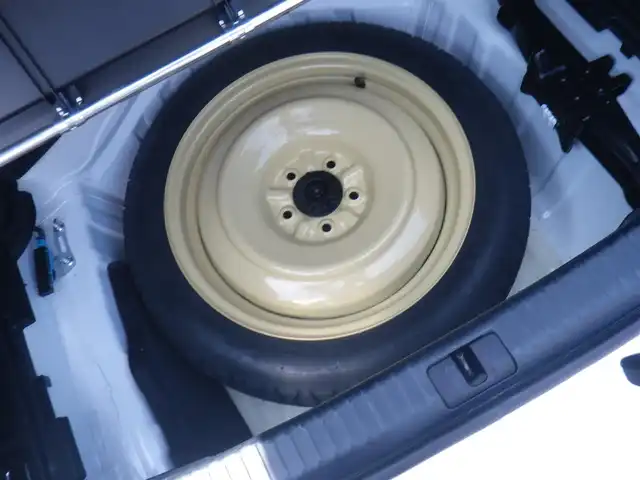 レクサス ＩＳ 350 バージョンL 神奈川県 2012(平24)年 3.9万km ホワイトパールクリスタルシャイン サンルーフ/純正オプション18インチAW/登録時38734km/純正HDDナビ　フルセグTV/（Bluetooth/USB/AUX/DVD再生可/Mサーバー）/バックカメラ/クリアランスソナー/黒革シート/前席パワーシート（運転席メモリー付き）/前席シートヒーター/前席ベンチレーションシート/オートクルーズコントロール/リア電動サンシェード/ドライブレコーダー（DREC100）/社外レーダー（AR-151GA）/ビルトインETC/カードキー/スマートキーx2/キセノンヘッドランプ/フォグランプ/パドルシフト/純正スノーキャップ/2023年製DNULOP VEURO VE304 4本装着/取説書/保証書