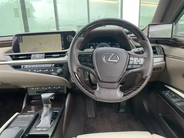 レクサス ＥＳ 300h バージョンL 東京都 2019(平31)年 4.5万km ソニッククォーツ 純正ナビ/3眼LEDヘッドライト/ヘッドアップディスプレイ/シートヒーター/革シート/ETC2.0/パワーシート/アラウンドビューモニター/ブラインドスポットモニター/純正アルミホイール/サンルーフ/パドルシフト/Bluetooth/プッシュスタート/コーナーセンサー/アダプティブクルーズコントロール/衝突軽減ブレーキ/レーンキープアシスト