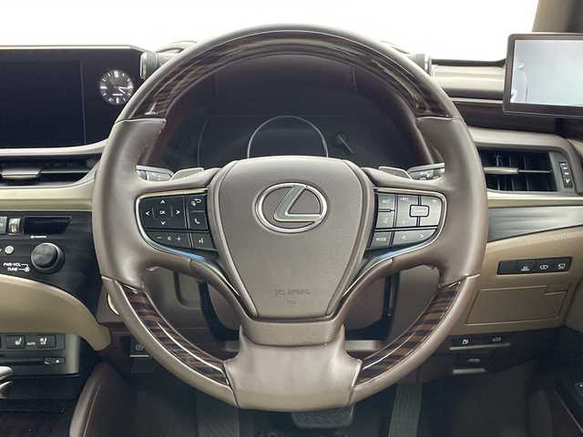 レクサス ＥＳ 300h バージョンL 新潟県 2019(平31)年 4.5万km ソニッククォーツ 純正ナビ/3眼LEDヘッドライト/ヘッドアップディスプレイ/シートヒーター/革シート/ETC2.0/パワーシート/アラウンドビューモニター/ブラインドスポットモニター/純正アルミホイール/サンルーフ/パドルシフト/Bluetooth/プッシュスタート/コーナーセンサー/アダプティブクルーズコントロール/衝突軽減ブレーキ/レーンキープアシスト