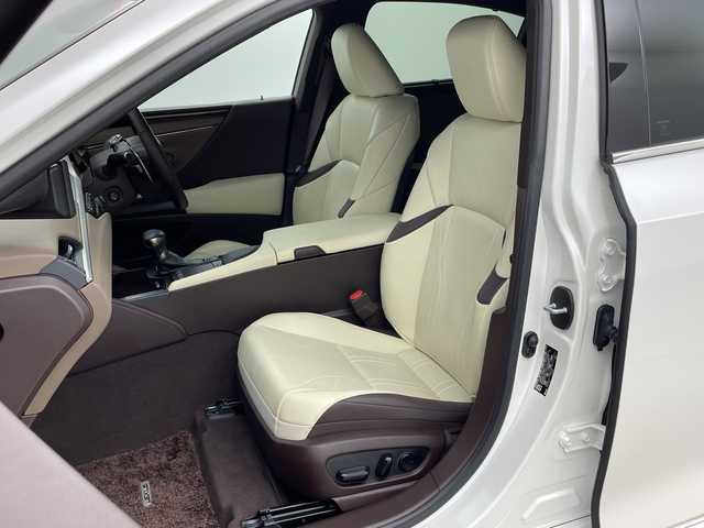 レクサス ＥＳ 300h バージョンL 新潟県 2019(平31)年 4.5万km ソニッククォーツ 純正ナビ/3眼LEDヘッドライト/ヘッドアップディスプレイ/シートヒーター/革シート/ETC2.0/パワーシート/アラウンドビューモニター/ブラインドスポットモニター/純正アルミホイール/サンルーフ/パドルシフト/Bluetooth/プッシュスタート/コーナーセンサー/アダプティブクルーズコントロール/衝突軽減ブレーキ/レーンキープアシスト