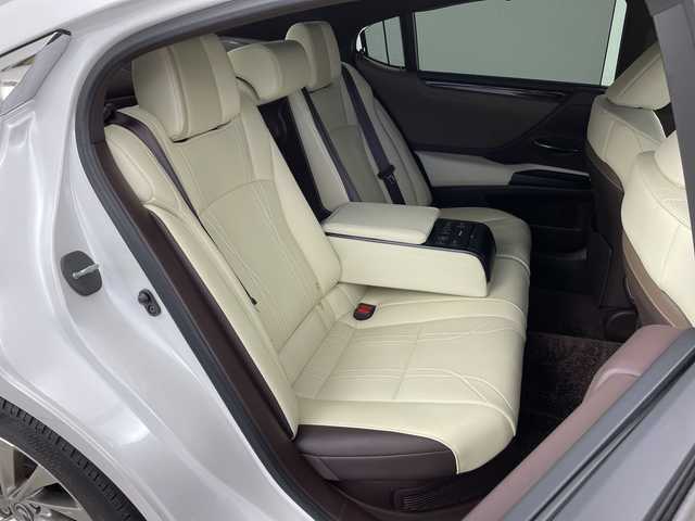 レクサス ＥＳ 300h バージョンL 新潟県 2019(平31)年 4.5万km ソニッククォーツ 純正ナビ/3眼LEDヘッドライト/ヘッドアップディスプレイ/シートヒーター/革シート/ETC2.0/パワーシート/アラウンドビューモニター/ブラインドスポットモニター/純正アルミホイール/サンルーフ/パドルシフト/Bluetooth/プッシュスタート/コーナーセンサー/アダプティブクルーズコントロール/衝突軽減ブレーキ/レーンキープアシスト