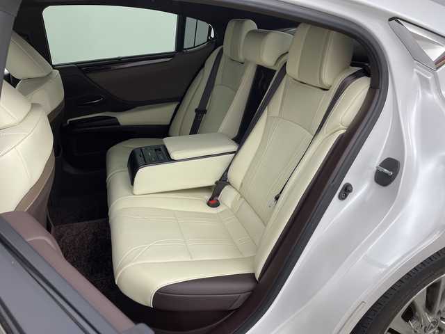 レクサス ＥＳ 300h バージョンL 新潟県 2019(平31)年 4.5万km ソニッククォーツ 純正ナビ/3眼LEDヘッドライト/ヘッドアップディスプレイ/シートヒーター/革シート/ETC2.0/パワーシート/アラウンドビューモニター/ブラインドスポットモニター/純正アルミホイール/サンルーフ/パドルシフト/Bluetooth/プッシュスタート/コーナーセンサー/アダプティブクルーズコントロール/衝突軽減ブレーキ/レーンキープアシスト