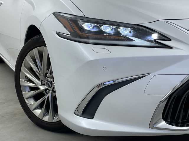 レクサス ＥＳ 300h バージョンL 新潟県 2019(平31)年 4.5万km ソニッククォーツ 純正ナビ/3眼LEDヘッドライト/ヘッドアップディスプレイ/シートヒーター/革シート/ETC2.0/パワーシート/アラウンドビューモニター/ブラインドスポットモニター/純正アルミホイール/サンルーフ/パドルシフト/Bluetooth/プッシュスタート/コーナーセンサー/アダプティブクルーズコントロール/衝突軽減ブレーキ/レーンキープアシスト