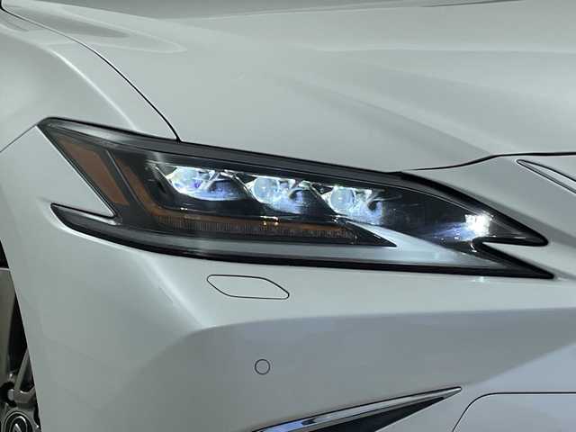 レクサス ＥＳ 300h バージョンL 新潟県 2019(平31)年 4.5万km ソニッククォーツ 純正ナビ/3眼LEDヘッドライト/ヘッドアップディスプレイ/シートヒーター/革シート/ETC2.0/パワーシート/アラウンドビューモニター/ブラインドスポットモニター/純正アルミホイール/サンルーフ/パドルシフト/Bluetooth/プッシュスタート/コーナーセンサー/アダプティブクルーズコントロール/衝突軽減ブレーキ/レーンキープアシスト