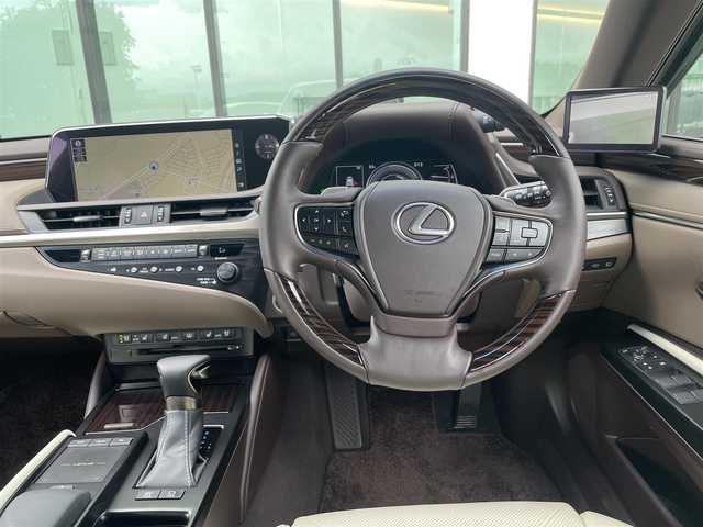 レクサス ＥＳ 300h バージョンL 新潟県 2019(平31)年 4.5万km ソニッククォーツ 純正ナビ/3眼LEDヘッドライト/ヘッドアップディスプレイ/シートヒーター/革シート/ETC2.0/パワーシート/アラウンドビューモニター/ブラインドスポットモニター/純正アルミホイール/サンルーフ/パドルシフト/Bluetooth/プッシュスタート/コーナーセンサー/アダプティブクルーズコントロール/衝突軽減ブレーキ/レーンキープアシスト