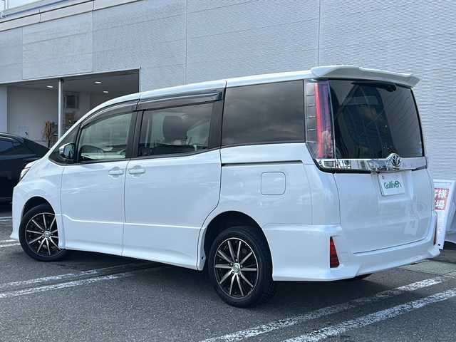 トヨタ ノア Si 秋田県 2018(平30)年 8.7万km ホワイトパールクリスタルシャイン ワンオーナー/純正SDナビ/純正BT、CD、DVD、フルセグTV/純正フリップダウン/パワースライドドア/バックカメラ/社外17インチAW/スペアキー/４WD/保証書、取説