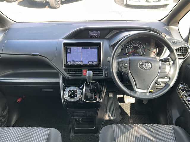 トヨタ ノア Si 福井県 2018(平30)年 8.7万km ホワイトパールクリスタルシャイン ワンオーナー/純正SDナビ/純正BT、CD、DVD、フルセグTV/純正フリップダウン/パワースライドドア/バックカメラ/社外17インチAW/スペアキー/４WD/保証書、取説