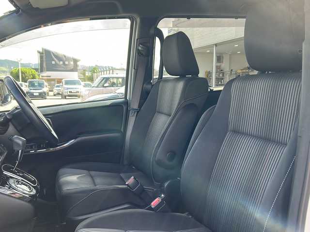 トヨタ ノア Si 福井県 2018(平30)年 8.7万km ホワイトパールクリスタルシャイン ワンオーナー/純正SDナビ/純正BT、CD、DVD、フルセグTV/純正フリップダウン/パワースライドドア/バックカメラ/社外17インチAW/スペアキー/４WD/保証書、取説