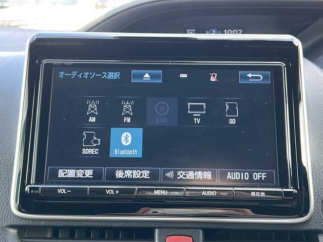 トヨタ ノア Si 福井県 2018(平30)年 8.7万km ホワイトパールクリスタルシャイン ワンオーナー/純正SDナビ/純正BT、CD、DVD、フルセグTV/純正フリップダウン/パワースライドドア/バックカメラ/社外17インチAW/スペアキー/４WD/保証書、取説