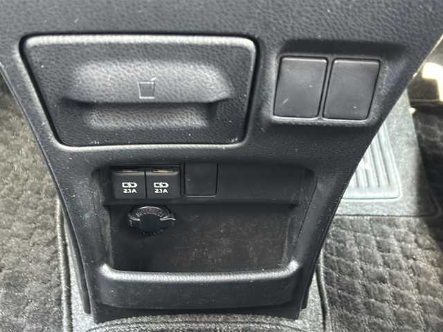 トヨタ ノア Si 福井県 2018(平30)年 8.7万km ホワイトパールクリスタルシャイン ワンオーナー/純正SDナビ/純正BT、CD、DVD、フルセグTV/純正フリップダウン/パワースライドドア/バックカメラ/社外17インチAW/スペアキー/４WD/保証書、取説