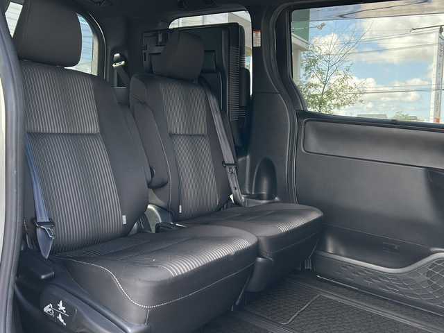 トヨタ ノア Si 福井県 2018(平30)年 8.7万km ホワイトパールクリスタルシャイン ワンオーナー/純正SDナビ/純正BT、CD、DVD、フルセグTV/純正フリップダウン/パワースライドドア/バックカメラ/社外17インチAW/スペアキー/４WD/保証書、取説