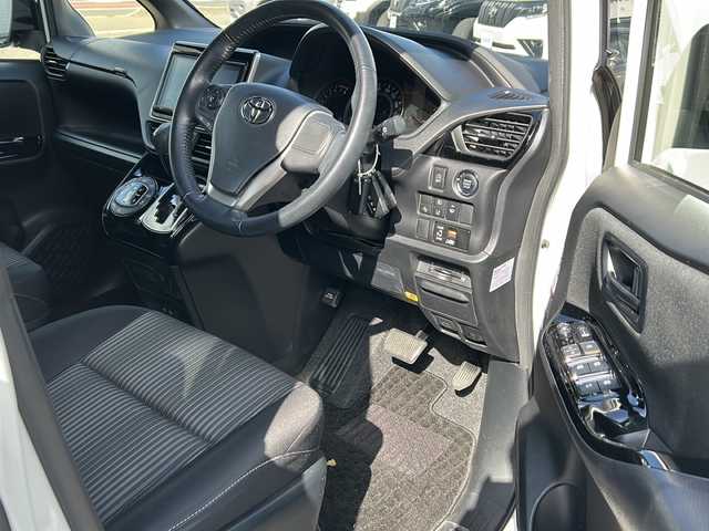 トヨタ ノア Si 福井県 2018(平30)年 8.7万km ホワイトパールクリスタルシャイン ワンオーナー/純正SDナビ/純正BT、CD、DVD、フルセグTV/純正フリップダウン/パワースライドドア/バックカメラ/社外17インチAW/スペアキー/４WD/保証書、取説