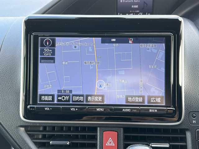 トヨタ ノア Si 福井県 2018(平30)年 8.7万km ホワイトパールクリスタルシャイン ワンオーナー/純正SDナビ/純正BT、CD、DVD、フルセグTV/純正フリップダウン/パワースライドドア/バックカメラ/社外17インチAW/スペアキー/４WD/保証書、取説