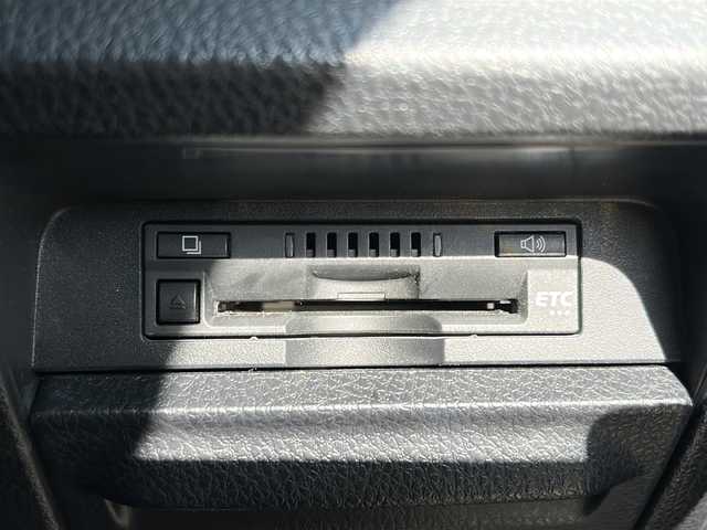 トヨタ ノア Si 福井県 2018(平30)年 8.7万km ホワイトパールクリスタルシャイン ワンオーナー/純正SDナビ/純正BT、CD、DVD、フルセグTV/純正フリップダウン/パワースライドドア/バックカメラ/社外17インチAW/スペアキー/４WD/保証書、取説