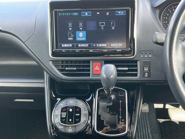 トヨタ ノア Si 福井県 2018(平30)年 8.7万km ホワイトパールクリスタルシャイン ワンオーナー/純正SDナビ/純正BT、CD、DVD、フルセグTV/純正フリップダウン/パワースライドドア/バックカメラ/社外17インチAW/スペアキー/４WD/保証書、取説