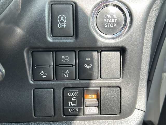 トヨタ ノア Si 福井県 2018(平30)年 8.7万km ホワイトパールクリスタルシャイン ワンオーナー/純正SDナビ/純正BT、CD、DVD、フルセグTV/純正フリップダウン/パワースライドドア/バックカメラ/社外17インチAW/スペアキー/４WD/保証書、取説