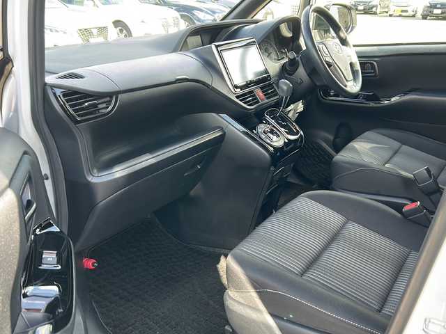 トヨタ ノア Si 福井県 2018(平30)年 8.7万km ホワイトパールクリスタルシャイン ワンオーナー/純正SDナビ/純正BT、CD、DVD、フルセグTV/純正フリップダウン/パワースライドドア/バックカメラ/社外17インチAW/スペアキー/４WD/保証書、取説