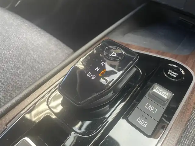 日産 オーラ G 広島県 2022(令4)年 3.1万km ブリリアントシルバー 禁煙車/BOSEスピーカー/エマージェンシーブレーキ/車線逸脱警報/ハイビームアシスト/BSW/速度標識認識/道路標識認識/プロパイロット/コーナーセンサー/インテリジェントルームミラー/NissanConnectナビ+通信+SOS/・フルセグ/HDMI/USB/Applecarplay/アラウンドビューモニター/ワイヤレス充電/ハーフレザーシート/LEDヘッドライト/フォグランプ/スマートキー/プッシュスタート/トノカバー/純正ドアバイザー/ETC2.0/純正前ドライブレコーダー/純正１７インチアルミホイール/W+サイド+カーテンエアバック