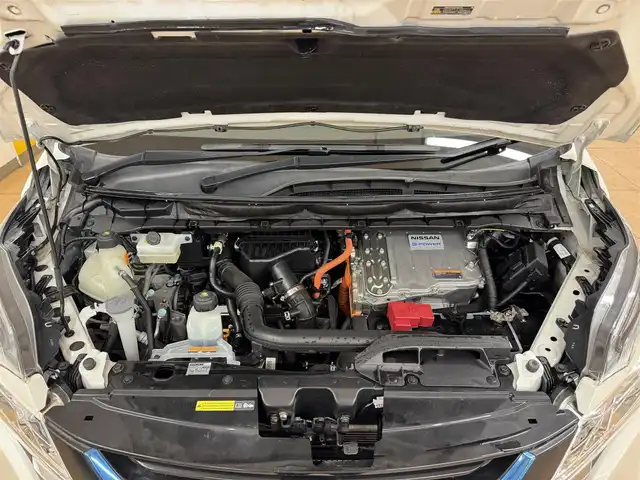 日産 セレナ e－パワー XV 群馬県 2019(平31)年 6.5万km ブリリアントホワイトパール 安全装備/・衝突軽減ブレーキ/・アラウンドビューモニター/・コーナーセンサー/・プロパイロット/・横滑り防止/・オートライト/・インテリジェントルームミラー/純正9インチナビ/・AM/FM/フルセグTV/・Bluetooth/MSV/・CD/DVD/USB/SD/両側電動スライドドア/オートホールド/電動パーキング/ハンドルヒーター/前席シートヒーター/ETC/純正ドライブレコーダー/純正フロアマット/純正ドアバイザー/スマートキー/プッシュスタート