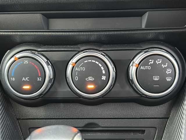 マツダ デミオ 13S 茨城県 2015(平27)年 5.3万km ブルーリフレックスマイカ 純正メモリナビ/(地デジTV・CD・DVD・BT・ラジオ再生)/衝突軽減ブレーキ/バックカメラ/ETC/オートライト/LEDヘッドライト/純正15inアルミホイール/スマートキー/スペアキー/取扱説明書/保証書