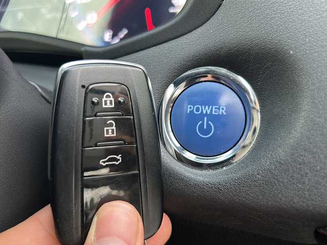 トヨタ クラウン ハイブリッド RS アドバンス 山口県 2020(令2)年 3.4万km ホワイトパールクリスタルシャイン 禁煙車/前方ドライブレコーダー/サンルーフ/スマートキー/プッシュスタート/ETC2.0/純正HDDナビ/(DTV/BT/DVD/ラジオ)/バックカメラ/クリアランスソナー/パワーシート/シートメモリー/衝突軽減ブレーキ/純正アルミホイール/純正フロアマット/ブラインドスポットモニター/左右分離型フルオートエアコン/保証書/取扱説明書/記録簿