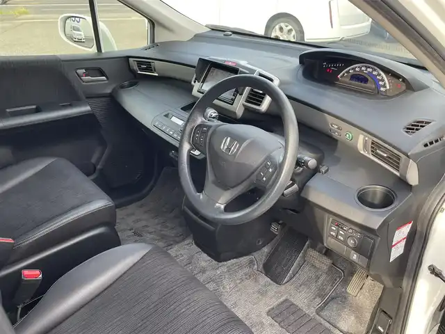 ホンダ フリード G プレミアムエディション 東京都 2015(平27)年 7.3万km ホワイトオーキッドパール (株)IDOMが運営する【じしゃロン昭島店】の自社ローン専用車両になります。/こちらは現金またはオートローンご利用時の価格です。自社ローンご希望の方は別途その旨お申付け下さい/純正ナビ（ＳＤ・CD・ＴＶ）/バックカメラ/Bluetooth/ETC/両側パワースライドドア/オートライト/電格ミラー/ウィンカーミラー/純正フロアマット/純正アルミホイール