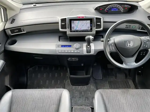 ホンダ フリード G プレミアムエディション 東京都 2015(平27)年 7.3万km ホワイトオーキッドパール (株)IDOMが運営する【じしゃロン昭島店】の自社ローン専用車両になります。/こちらは現金またはオートローンご利用時の価格です。自社ローンご希望の方は別途その旨お申付け下さい/純正ナビ（ＳＤ・CD・ＴＶ）/バックカメラ/Bluetooth/ETC/両側パワースライドドア/オートライト/電格ミラー/ウィンカーミラー/純正フロアマット/純正アルミホイール