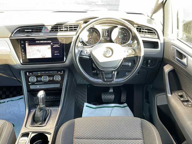 フォルクスワーゲン ゴルフ トゥーラン TSI コンフォートライン 東京都 2018(平30)年 3.8万km ディープブラックパールエフェクト 新車時保証書/取扱説明書　ナビ説明書/プリクラッシュブレーキシステム【歩行者検知】/リヤトラフィックアラート【後退時衝突軽減ブレーキ】/アダプティブクルーズコントロール/ブラインドスポットアシスト/レーンキープアシスト/アイドリングストップ/純正ナビ/フルセグTV/SD/CD/DVD/REC/BT/AUX/USB/AppleCarplay/バックカメラ　ETC【DSRC】/LEDヘッドライト/オートライト/キーレスキー×2/革巻きハンドル/純正16インチアルミ