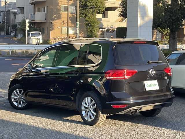 フォルクスワーゲン ゴルフ トゥーラン TSI コンフォートライン 東京都 2018(平30)年 3.8万km ディープブラックパールエフェクト 新車時保証書/取扱説明書　ナビ説明書/プリクラッシュブレーキシステム【歩行者検知】/リヤトラフィックアラート【後退時衝突軽減ブレーキ】/アダプティブクルーズコントロール/ブラインドスポットアシスト/レーンキープアシスト/アイドリングストップ/純正ナビ/フルセグTV/SD/CD/DVD/REC/BT/AUX/USB/AppleCarplay/バックカメラ　ETC【DSRC】/LEDヘッドライト/オートライト/キーレスキー×2/革巻きハンドル/純正16インチアルミ