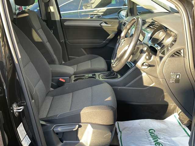 フォルクスワーゲン ゴルフ トゥーラン TSI コンフォートライン 東京都 2018(平30)年 3.8万km ディープブラックパールエフェクト 新車時保証書/取扱説明書　ナビ説明書/プリクラッシュブレーキシステム【歩行者検知】/リヤトラフィックアラート【後退時衝突軽減ブレーキ】/アダプティブクルーズコントロール/ブラインドスポットアシスト/レーンキープアシスト/アイドリングストップ/純正ナビ/フルセグTV/SD/CD/DVD/REC/BT/AUX/USB/AppleCarplay/バックカメラ　ETC【DSRC】/LEDヘッドライト/オートライト/キーレスキー×2/革巻きハンドル/純正16インチアルミ