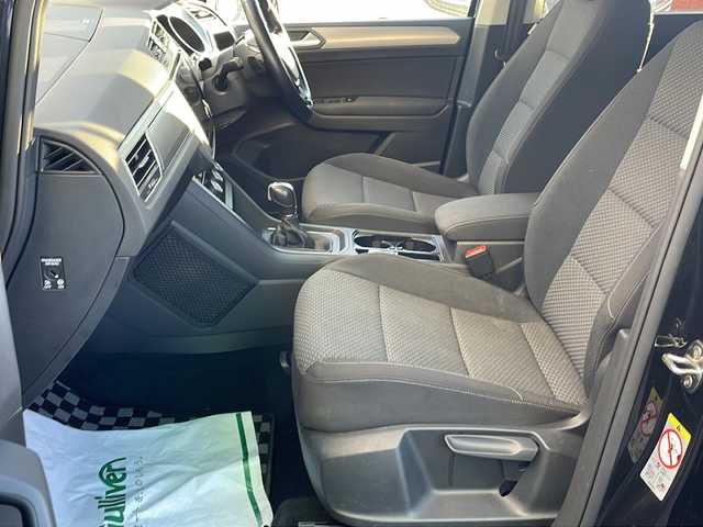 フォルクスワーゲン ゴルフ トゥーラン TSI コンフォートライン 東京都 2018(平30)年 3.8万km ディープブラックパールエフェクト 新車時保証書/取扱説明書　ナビ説明書/プリクラッシュブレーキシステム【歩行者検知】/リヤトラフィックアラート【後退時衝突軽減ブレーキ】/アダプティブクルーズコントロール/ブラインドスポットアシスト/レーンキープアシスト/アイドリングストップ/純正ナビ/フルセグTV/SD/CD/DVD/REC/BT/AUX/USB/AppleCarplay/バックカメラ　ETC【DSRC】/LEDヘッドライト/オートライト/キーレスキー×2/革巻きハンドル/純正16インチアルミ