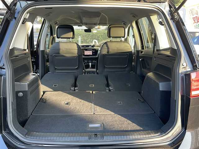 フォルクスワーゲン ゴルフ トゥーラン TSI コンフォートライン 東京都 2018(平30)年 3.8万km ディープブラックパールエフェクト 新車時保証書/取扱説明書　ナビ説明書/プリクラッシュブレーキシステム【歩行者検知】/リヤトラフィックアラート【後退時衝突軽減ブレーキ】/アダプティブクルーズコントロール/ブラインドスポットアシスト/レーンキープアシスト/アイドリングストップ/純正ナビ/フルセグTV/SD/CD/DVD/REC/BT/AUX/USB/AppleCarplay/バックカメラ　ETC【DSRC】/LEDヘッドライト/オートライト/キーレスキー×2/革巻きハンドル/純正16インチアルミ