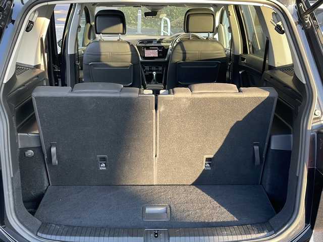 フォルクスワーゲン ゴルフ トゥーラン TSI コンフォートライン 東京都 2018(平30)年 3.8万km ディープブラックパールエフェクト 新車時保証書/取扱説明書　ナビ説明書/プリクラッシュブレーキシステム【歩行者検知】/リヤトラフィックアラート【後退時衝突軽減ブレーキ】/アダプティブクルーズコントロール/ブラインドスポットアシスト/レーンキープアシスト/アイドリングストップ/純正ナビ/フルセグTV/SD/CD/DVD/REC/BT/AUX/USB/AppleCarplay/バックカメラ　ETC【DSRC】/LEDヘッドライト/オートライト/キーレスキー×2/革巻きハンドル/純正16インチアルミ