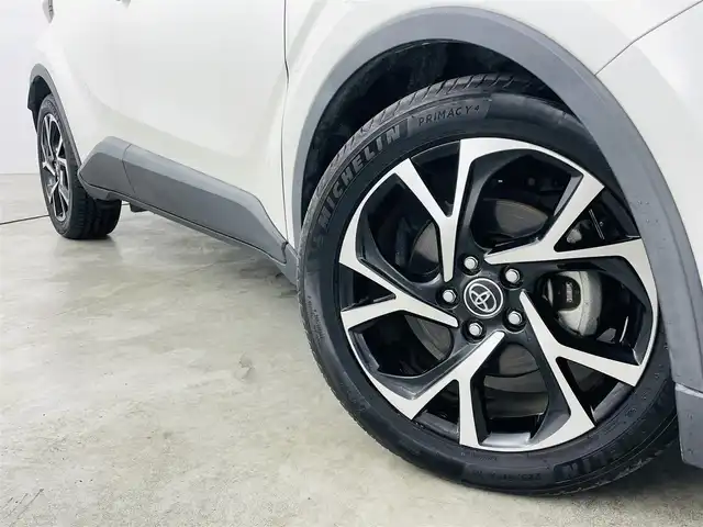 トヨタ Ｃ－ＨＲ G 福島県 2019(平31)年 2.7万km ブラック/ホワイトパールクリスタルシャイン 2トーン トヨタセーフティセンス/・プリクラッシュセーフティシステム（対車両）/・レーンディパーチャーアラート/・オートマチックハイビーム/ブラインドスポットモニター/純正ドライブレコーダー/純正ナビ/・型番：NSZT-Y68T/・フルセグ/CD/SD/BT/AM/FM/・バックカメラ/・フロントカメラ/・ビルトインETC2.0/革巻きステアリング/・ステアリングスイッチ/・クルーズコントロール/LEDヘッドライト/・フォグランプ/・オートライト/電動パーキングブレーキ/・ブレーキホールド/ハーフレザーシート/・シートヒーター/電動格納ミラー/・ウィンカーミラー/純正フロアマット/ドアバイザー/スマートキー/・プッシュスタート