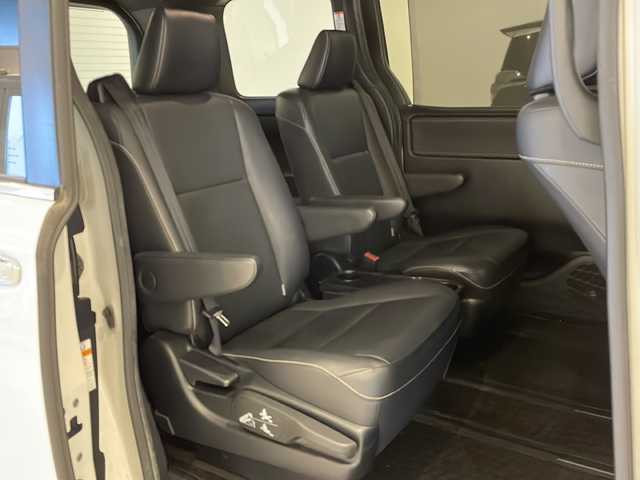 トヨタ エスクァイア Gi ブラックテーラード 福井県 2016(平28)年 13.1万km ホワイトパールクリスタルシャイン ４WD/ワンオーナー/アルパイン11インチメモリーナビ（EX11V）/フルセグTV/BT/CD/DVD/SD/USB/AUX/バックカメラ/10インチフリップダウンモニター（RSA10S-L-S)/セーフティセンス/・プリクラッシュセーフティ/・レーンディパーチャーアラート/・オートマチックハイビーム/・先行車発進警告機能/クルーズコントロール/ETC/パワースライドドア/レザーシート/シートヒーター/オートライト/LEDヘッドライト/社外アルミホイール/MTモード付AT/純正フロアマット/ステアリングスイッチ