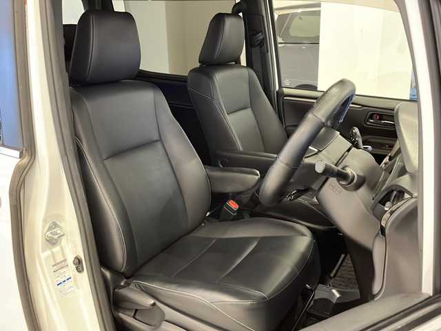 トヨタ エスクァイア Gi ブラックテーラード 福井県 2016(平28)年 13.1万km ホワイトパールクリスタルシャイン ４WD/ワンオーナー/アルパイン11インチメモリーナビ（EX11V）/フルセグTV/BT/CD/DVD/SD/USB/AUX/バックカメラ/10インチフリップダウンモニター（RSA10S-L-S)/セーフティセンス/・プリクラッシュセーフティ/・レーンディパーチャーアラート/・オートマチックハイビーム/・先行車発進警告機能/クルーズコントロール/ETC/パワースライドドア/レザーシート/シートヒーター/オートライト/LEDヘッドライト/社外アルミホイール/MTモード付AT/純正フロアマット/ステアリングスイッチ